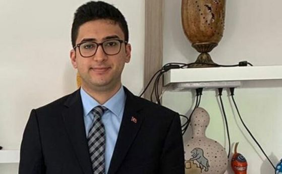 27 годишният Берк Аджар е посещавал средното арменско училище в Истанбул, а след това е завършил право.