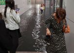 Дъждът наводни станция на метрото в София (видео)