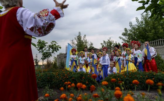 Деца от районния културен център записват видеопослание за предстоящия Ден на независимостта в Андреевка, Донецка област