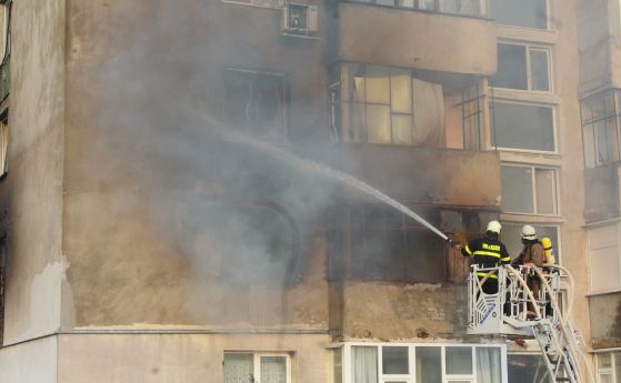 Пожарът е избухнал на 11-ия етаж в 15-етажния блок.