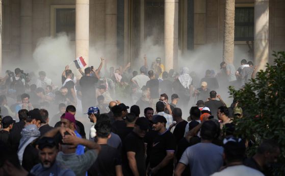 Иракските сили за сигурност обстрелват със сълзотворен газ последователите на шиитския духовник Муктада Садр в правителствения дворец, Багдад, Ирак, понеделник, 29 август 2022 г. 