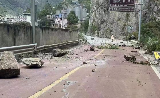 Паднали камъни на път близо до град Лингчи в окръг Лудин в югозападната китайска провинция Съчуан.