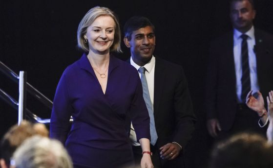 Лиз Тръс победи Риши Сунак (зад нея) и става новият лидер на Консервативната партия и министър-председател на Великобритания.
