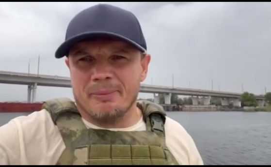Кирил Стремоусов на фона на неизползваемия Антоновски мост обяви от лодка в реката, че Херсон се държи.