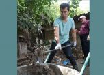 Риене на калта: Кирил Петков и Никола Минчев с лопати при пострадалите от наводненията (галерия)