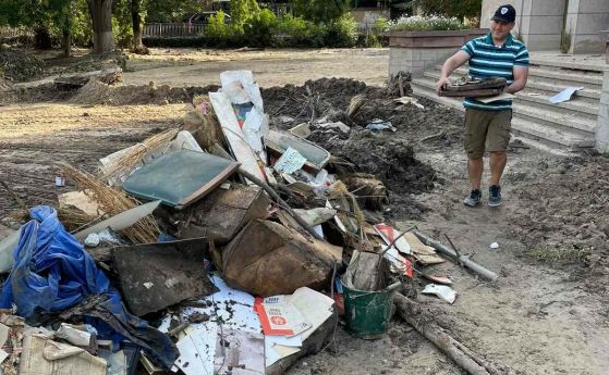 Мая Манолова и екип доброволци от ПП Изправи се България са на терен в наводнените села с помощ и доставка на материали от първа необходимост