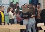 Учител се върна от фронта и изненада учениците си със `Слава на Украйна`. (видео)