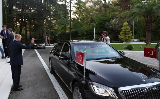 Владимир Путин маха за довиждане на Реджеп Таип Ердоган в Сочи.