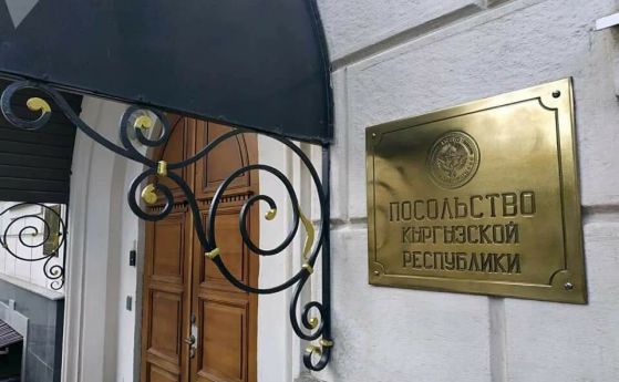 Участието в армията на чужда страна е престъпление по Наказателния кодекс на Киргизстан, напомнят от посолството в Москва.