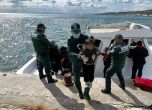 Граничари спасиха 38 мигранти в лодка край Шабла, опитали да стигнат до Румъния (снимки)