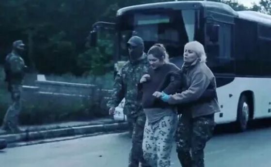 Лекарката беше първата, която слезе от автобуса с освободените украински пленници.