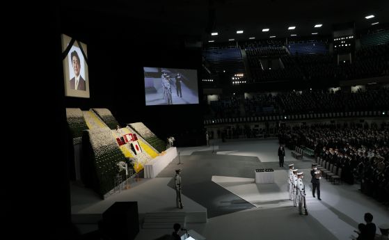 Гости присъстват на държавното погребение на бившия министър-председател Шиндзо Абе, най-дългогодишният лидер в съвременната история на Япония, вторник, 27 септември 2022 г. Абе беше убит през юли.