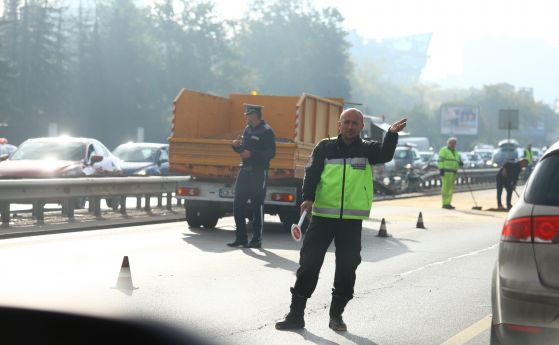 Автобус катастрофира в мантинела на Цариградско шосе в София