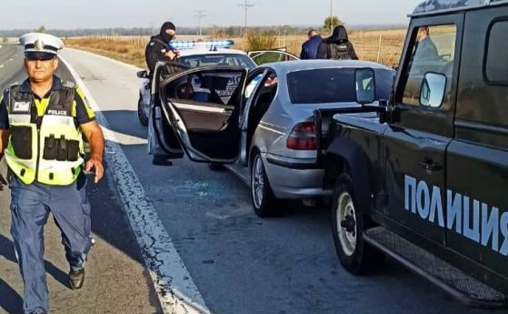Пътните полицаи открили автомобила и извикали за съдействие качулките от „Специални тактически действия“