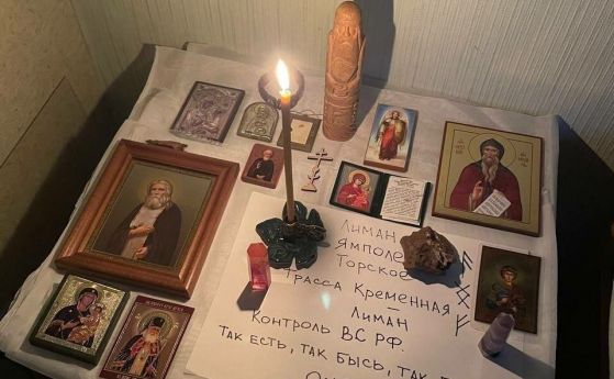 Молитви, икони и свещи - последната надежда на обкръжената руска армия.