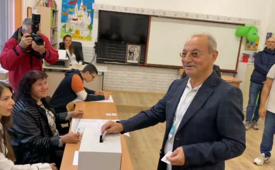Ахмед Доган гласува, от комисията поискаха да помогне за читалището