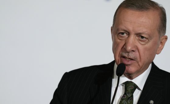 Турският президент Реджеп Тайип Ердоган говори на пресконференция след срещата на Европейската политическа общност в Пражкия замък в Прага, Чехия, четвъртък, 6 октомври 2022 г.
