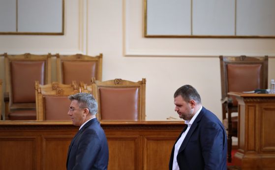 Мустафа Карадайъ и Делян Пеевски в пленарната зала на парламента. И двамата кандидат-депутати от ДПС са събрали над 90% преференциална подкрепа на изборите за 48-о Народно събрание на 2 октомври.
