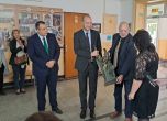 Министър Минеков подари на пазарджишка гимназия проект за паметник на светите братя, изработен от баща му