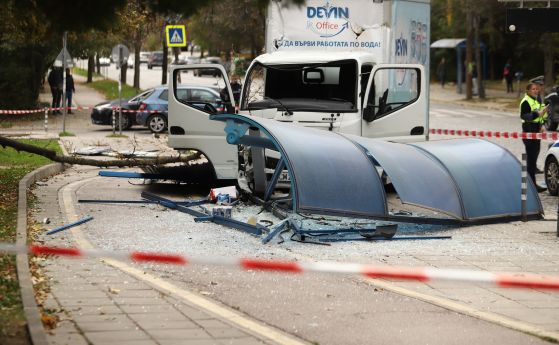 19-годишно момиче загина, след като товарен камион удари спирка на градския транспорт в София