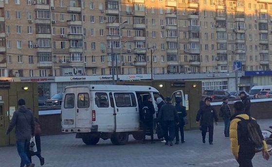 Полиция и военни прибират в бус мъже до метростанции в Москва.
