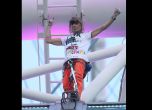 Френски алпинист изкачи небостъргач без предпазни колани в знак на протест