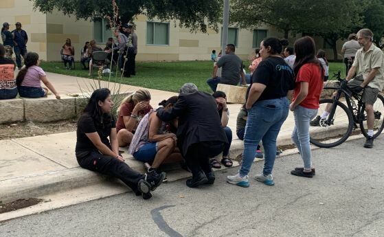 След стрелбата в Тексас хора са се събрали пред Гражданския център