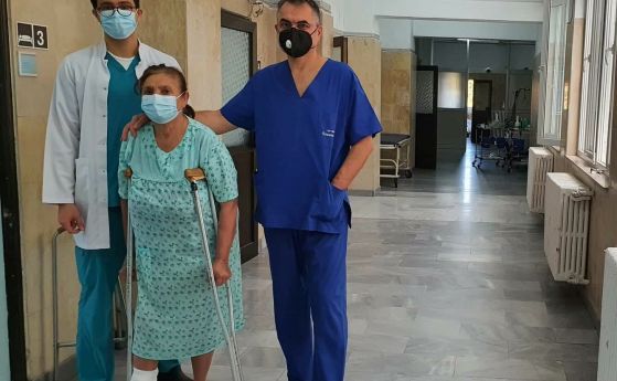74-годишната жена с двама от лекарите, участвали в операцията ѝ 