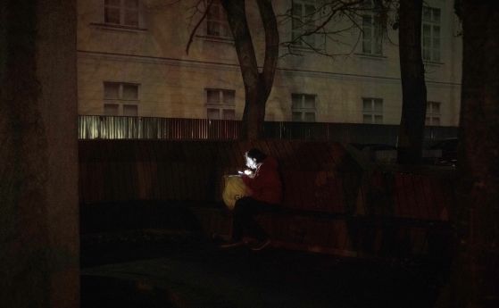 Доставчик си свети с фенерче в тъмния Киев