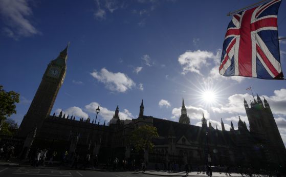 Британският флаг се развява пред сградата на парламента в Лондон.