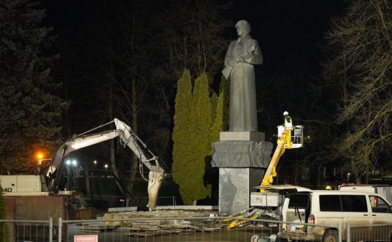 В сряда в 5 сутринта беше демонтиран паметникът 