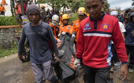 Спасители носят тялото на загинал вследствие земетресението на остров Ява, Индонезия.