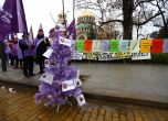 Протест на КНСБ за по-високи доходи пред Народното събрание издигна елха с искания