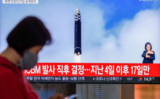 Тв екран показва снимка от изстрелването на севернокорейска ракета, публикувана от севернокорейската агенция KCNA. Ракетата, изстреляна от международното летище в Пхенян, е прелетяла 999,2 км за 4 135 секунди с апогей 6 040,9 км, се е приземи в международ