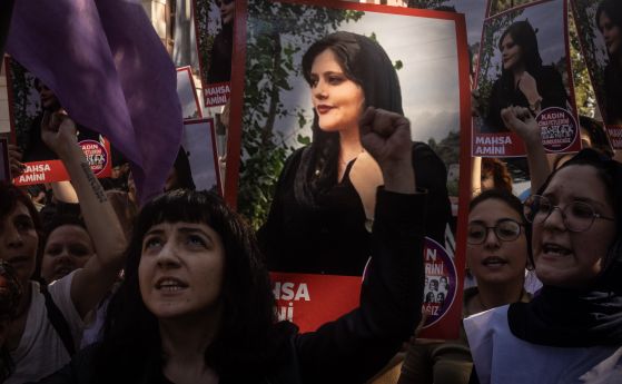 Протест в Истанбул, Турция на 29 септември 2022 г. в знак на съпричастност с иранските жени. На портрета е убитата Махса Амини.