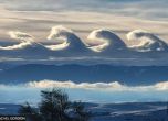 Облаци като вълни, които се разбиват в хоризонта: Зашеметяващо явление заснето в САЩ