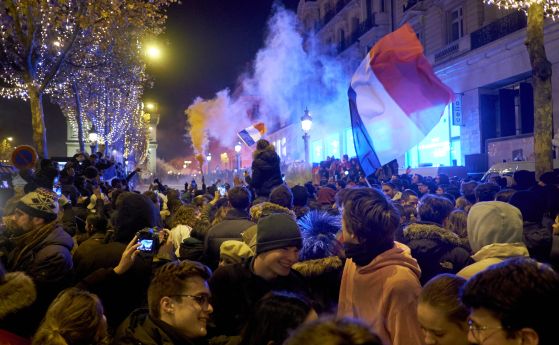 Френски футболни фенове празнуват победата на Франция над Мароко след полуфинала на световното първенство.