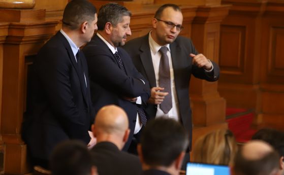 Ивайло Мирчев, Христо Иванов и Мартин Димитров в пленарната зала