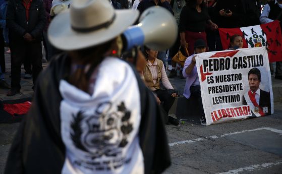 Поддръжници на сваления перуански президент Педро Кастийо протестират по улиците на Аякучо срещу отстраняването му от власт. 20 декември 2022 г.