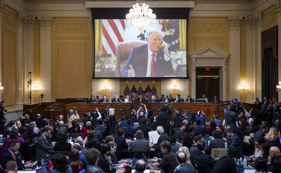 Видеопрезентация показва бившия президент Доналд Тръмп, докато комисията на Камарата на представителите, разследваща нападението срещу Капитолия на 6 януари, провежда заключителното си заседание на Капитолийския хълм във Вашингтон, понеделник, 19 декември