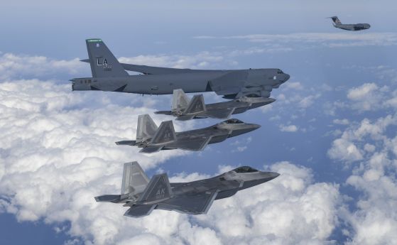 На тази снимка, предоставена от Министерството на отбраната на Южна Корея, американски бомбардировач B-52, C-17 и изтребители F-35 на южнокорейските военновъздушни сили летят над Корейския полуостров по време на съвместно въздушно учение в Южна Корея, вто