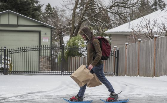 Конър Синот излиза от магазина за хранителни стоки, обут в обувки за сняг с шипове в петък, 23 декември 2022 г., Сиатъл. 