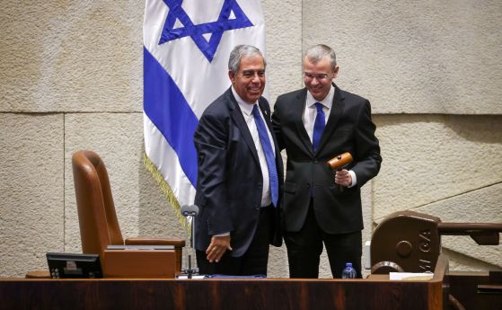 Ярив Левин (вдясно) представи план за драстична съдебна реформа в Израел.