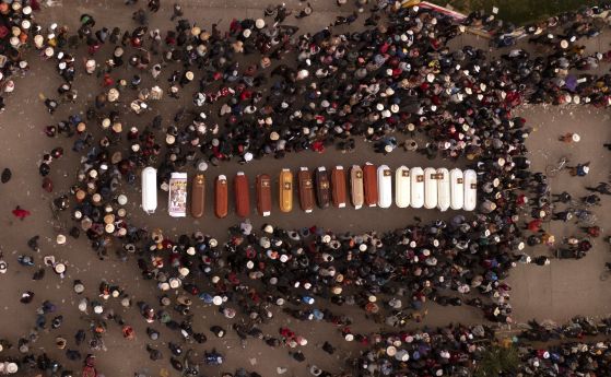 Бдение край ковчезите на повече от дузина от загиналите по време на размириците в Хулиака, Перу, вторник, 10 януари 2023 г. Най-малко 17 души загинаха в понеделник в югоизточната част на Перу при възобновяването на протестите с искане за незабавни избори.