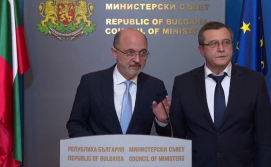 Министър Асен Меджидиев (л) и министър Сашо Пенов