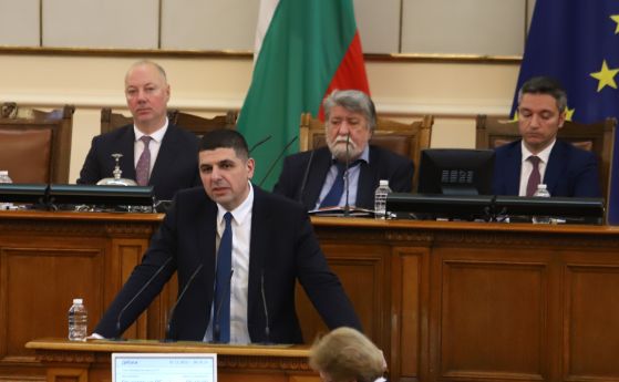 Ивайло Мирчев на трибуната на Народното събрание