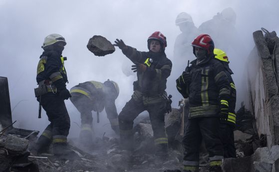 Спасители разчистват отломките от ударения украински жилищен блок в Днипро с надеждата да намерят оцелял.