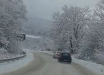 Камиони закъсаха по пътищата в пазарджишко заради натрупалия сняг