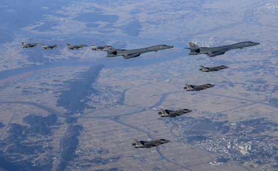 Два стратегически бомбардировача B-1B Lancer на САЩ, четири изтребителя F-35 на южнокорейските ВВС и четири изтребителя F-16 на американските ВВС летят над Южна Корея по време на съвместното въздушно учение 