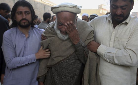 Мъж оплаква смъртта на свой роднина полицай, убит при самоубийствен атентат в джамия в Пешавар, Пакистан, вторник, 31 януари 2023 г. 